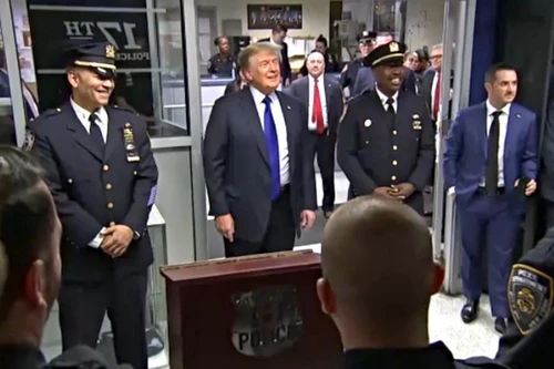 Thăm lính cứu hỏa New York, ông Trump hé lộ có thể tái tranh cử Tổng thống năm 2024