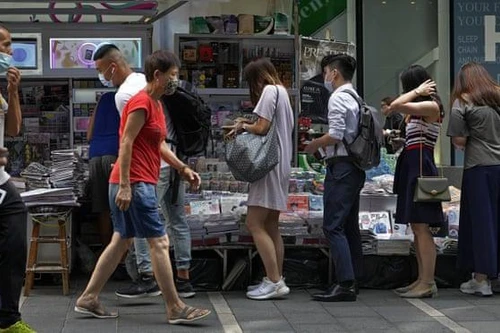 Người Hồng Kông đổ xô mua báo Apple Daily sau khi tổng biên tập bị bắt giữ