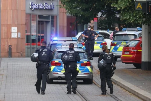 Cảnh sát Đức nổ súng vào kẻ tấn công bằng dao trên phố