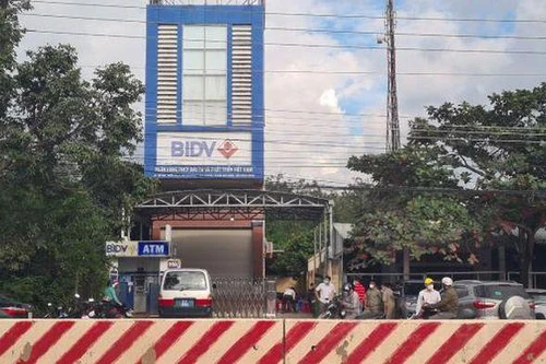 [Tin nhanh tối 28-12-2021] Bắt giữ đối tượng dùng súng cướp 450 triệu đồng tại ngân hàng