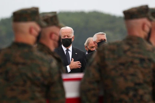 [Ảnh] Tổng thống Joe Biden đau đớn đón thi thể lính Mỹ từ Afghanistan