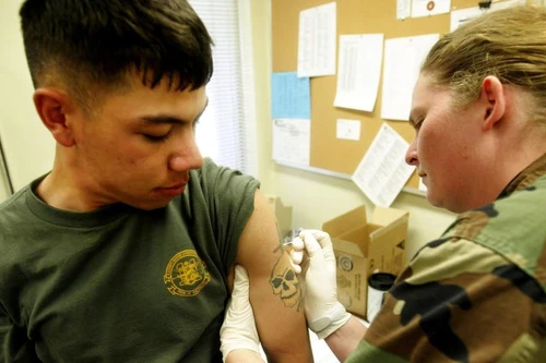 Nghị sĩ Mỹ đề nghị tiêm phòng bắt buộc khi gần 40% lính thủy đánh bộ từ chối vaccine