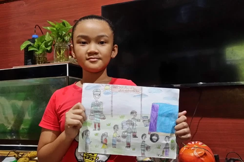 Ngạc nhiên với tài năng của bé gái lớp 3 vẽ tranh cổ động phòng chống dịch Covid-19