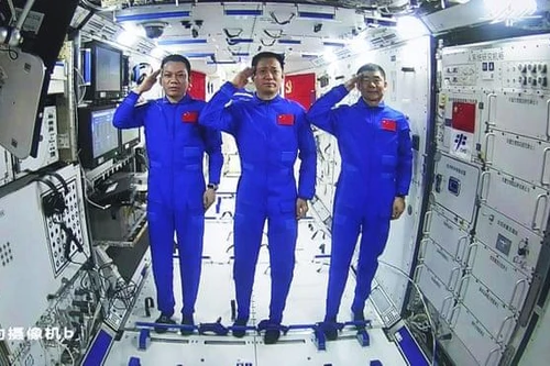 Phi hành gia Trung Quốc trên trạm Thiên Cung lần đầu đi bộ ngoài không gian