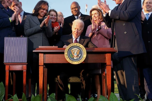 Tổng thống Mỹ Biden ký luật đầu tư cơ sở hạ tầng trị giá 1 nghìn tỷ USD
