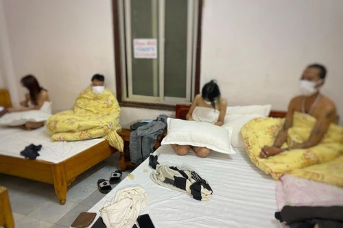 [Tin nhanh tối 15-12-2021] Bắt quả tang 5 cặp nam nữ mua bán dâm trong nhà nghỉ