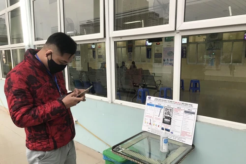 Tiết kiệm thời gian tại bệnh viện những ngày rét đậm nhờ quét mã Zalo QR
