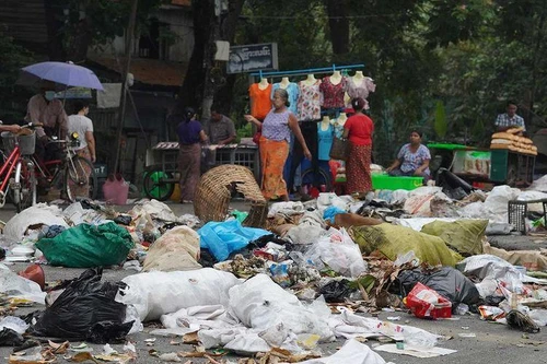 Người Myanmar biểu tình bằng… rác