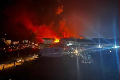 Gần 100 người thiệt mạng vì xe bồn phát nổ lúc ‘hôi xăng’ 