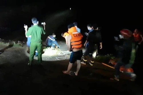 [Tin nhanh sáng 9-9-2021] Người đàn ông nghi chém vợ cũ rồi nhảy hồ tự tử