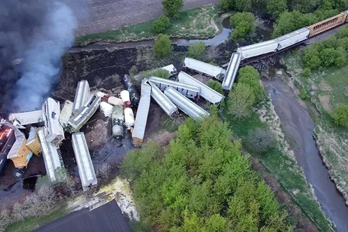 Tàu chở hóa chất trật bánh, một thị trấn ở Mỹ phải sơ tán