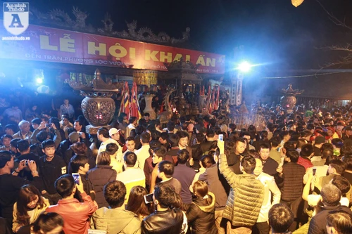 Bất chấp mưa rét, hàng vạn người chen chân xin ấn ở đền Trần