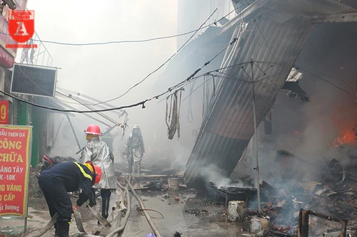 Cận cảnh hiện trường vụ cháy chợ Quang, xã Thanh Liệt, huyện Thanh Trì