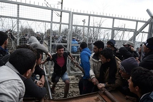 Người tị nạn đụng độ cảnh sát, phá hàng rào thép gai trên biên giới Macedonia