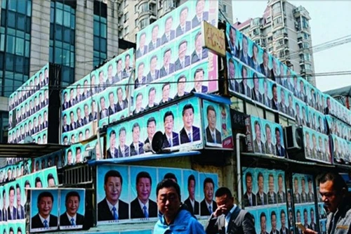 Chống di dời nhà bằng cách dán kín hình ảnh ông Tập Cận Bình