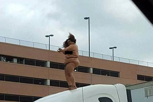 Người phụ nữ trần truồng nhảy múa, gây ách tắc tại Texas, Mỹ