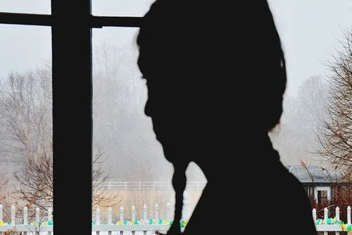 Bố giả làm bạn trai, ép con gái ruột gửi ảnh khỏa thân qua mạng