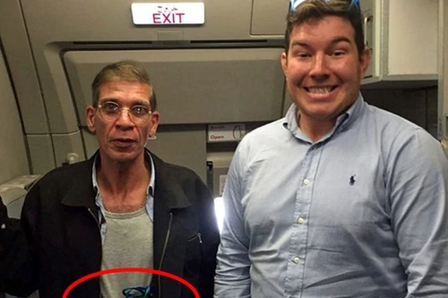 Liều lĩnh "tự sướng" với không tặc máy bay Ai Cập, dù đang bị khống chế