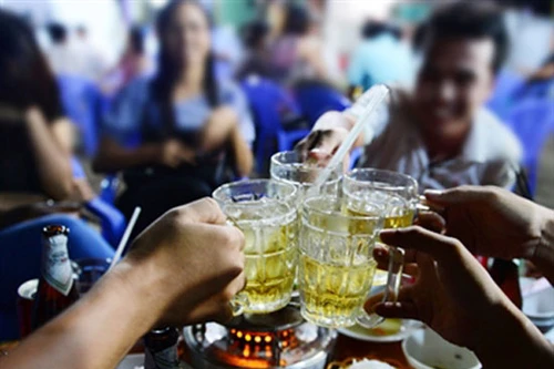 Người Việt uống rượu bia hết 3 tỉ USD/năm