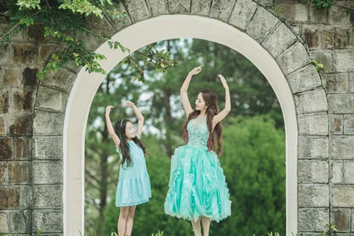 Khánh Thi dịu dàng bên các học trò cưng