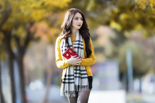 Hoa hậu Jennifer Chung nổi bật trong sắc thu vàng