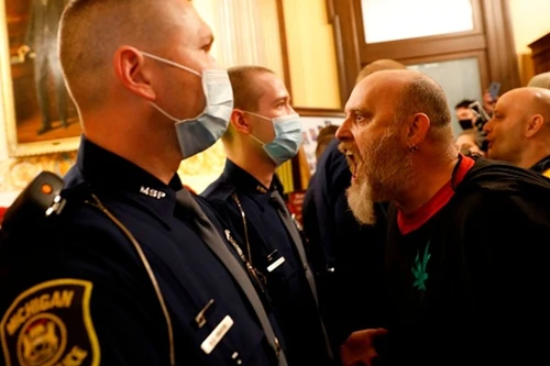 Nghị sĩ Michigan phải mặc áo chống đạn khi đối mặt với người biểu tình mang theo súng