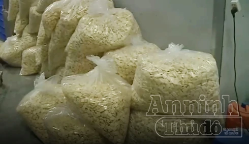 Mua gom 6 tấn phụ gia không rõ nguồn gốc 