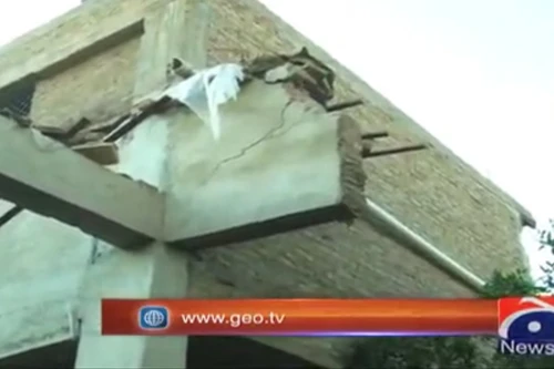 Sập trần kho chứa hàng chôn vùi nhiều người tại Pakistan