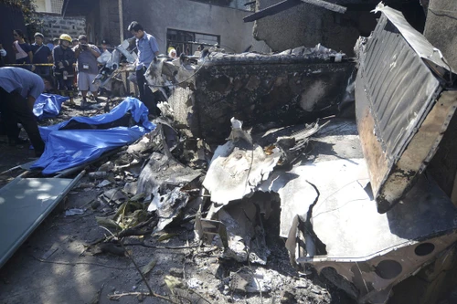 Philippines: Máy bay rơi thẳng vào nhà dân, 10 người chết