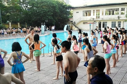 Hơn 2500 học sinh quận Cầu Giấy được học bơi miễn phí