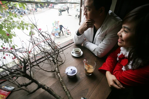 Hoa đào mang xuân xuống phố