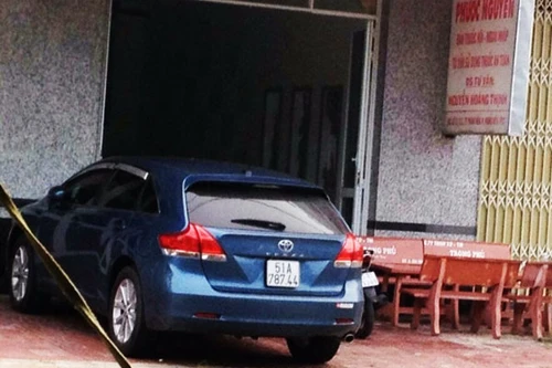 Phá hàng loạt lan can cầu để ô tô của cán bộ đi