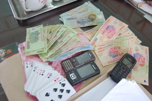 Một ngày bắt ba vụ đánh bạc