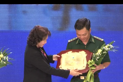 Trao giải thưởng "Khi Tổ quốc cần"
