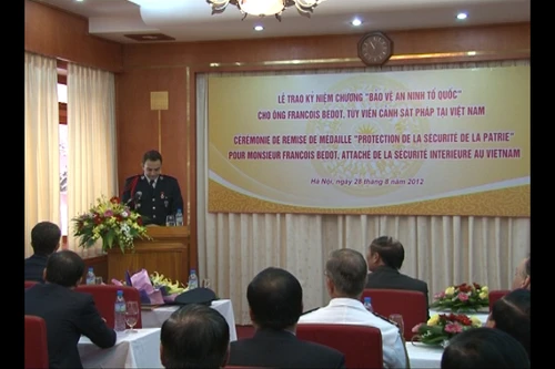Bộ Công an trao Kỷ niệm chương cho Tham tán, Tùy viên Cảnh sát Pháp tại VN