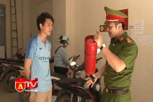 Cảnh sát khu vực giám sát việc chấp hành công tác PCCC ở cơ sở