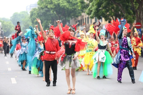 Rực rỡ Carnival đường phố Hà Nội kỷ niệm "20 năm Thành phố Vì hòa bình"