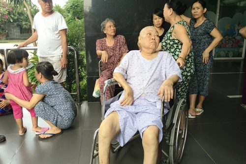 Cụ bà may mắn thoát chết khi chung cư bốc cháy