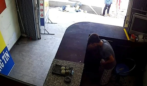 Thanh niên mê chơi game, vô hiệu hóa camera lấy trộm tiền rồi bỏ trốn