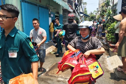 Lửa "táp" qua trường mầm non, giáo viên dẫn học sinh tháo chạy