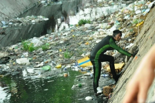 Người nhái lặn 200m dưới kênh đen ngòm ô nhiễm để tìm két sắt
