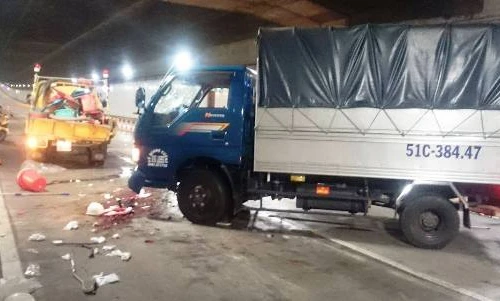 5 người bị xe tải tông trong hầm Thủ Thiêm, 1 người chết