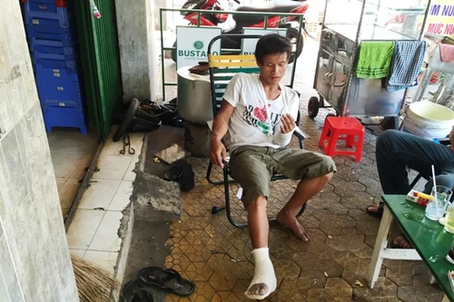 Sau tai nạn giao thông, 2 người đi ôtô đuổi đánh nạn nhân trọng thương