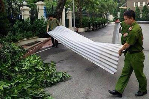 Đoàn viên thanh niên Công an Thủ đô giúp dân dọn cây gãy đổ