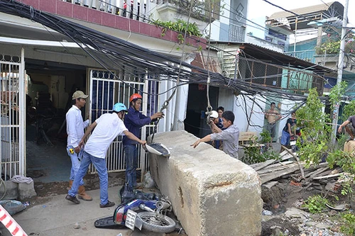 Cả chục khối bê tông lăn ào ào vào nhà dân