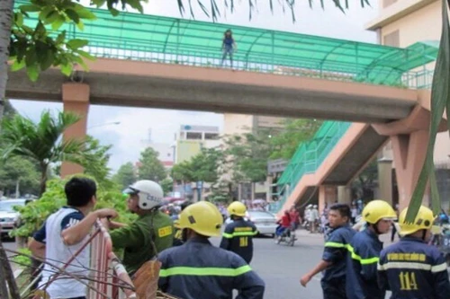 Một cô gái lao từ cầu vượt xuống đất trước mặt lực lượng cứu hộ