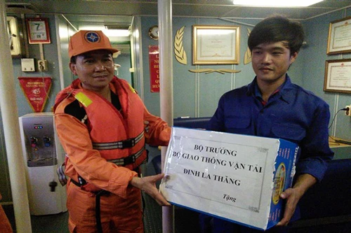 Giải cứu thành công 7 thuyền viên gặp nạn tại quần đảo Hoàng Sa