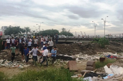 Nam thanh niên đi vệ sinh trên cầu bị rơi xuống kênh đuối nước