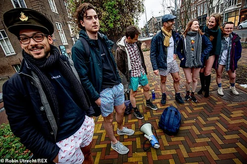 [ẢNH] Hành khách đồng loạt... không mặc quần khi đi tàu điện ngầm ở Châu Âu