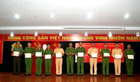 Trao bằng cử nhân cho 178 học viên hệ vừa học vừa làm